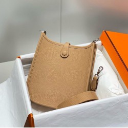 Replica Hermes Evelyne III TPM Mini Bag Marrone Clemence Riproduzione Fedele Hermes Evelyne III TPM Mini Bag Marrone Clemence imitazioni