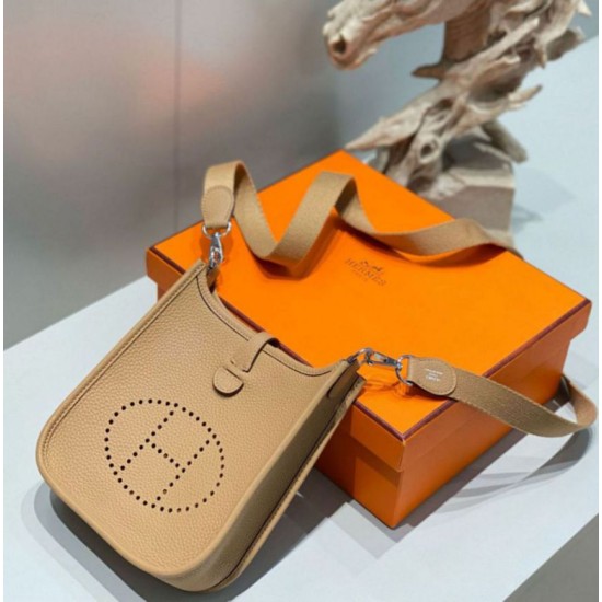 Replica Hermes Evelyne III TPM Mini Bag Marrone Clemence Riproduzione Fedele Hermes Evelyne III TPM Mini Bag Marrone Clemence imitazioni