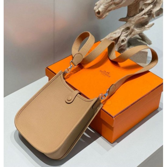 Replica Hermes Evelyne III TPM Mini Bag Marrone Clemence Riproduzione Fedele Hermes Evelyne III TPM Mini Bag Marrone Clemence imitazioni