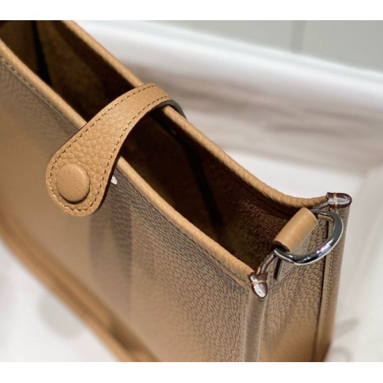 Replica Hermes Evelyne III TPM Mini Bag Marrone Clemence Riproduzione Fedele Hermes Evelyne III TPM Mini Bag Marrone Clemence imitazioni