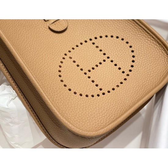 Replica Hermes Evelyne III TPM Mini Bag Marrone Clemence Riproduzione Fedele Hermes Evelyne III TPM Mini Bag Marrone Clemence imitazioni