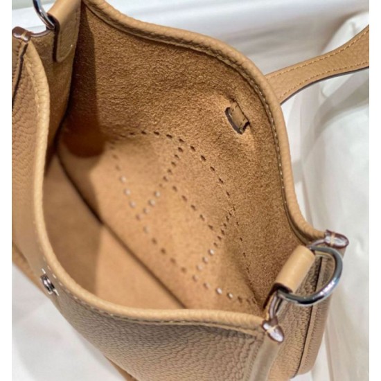 Replica Hermes Evelyne III TPM Mini Bag Marrone Clemence Riproduzione Fedele Hermes Evelyne III TPM Mini Bag Marrone Clemence imitazioni