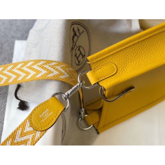Replica Hermes Evelyne III TPM Mini Bag Arancione Clemence Riproduzione Fedele Hermes Evelyne III TPM Mini Bag Arancione Clemence imitazioni