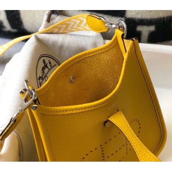 Replica Hermes Evelyne III TPM Mini Bag Arancione Clemence Riproduzione Fedele Hermes Evelyne III TPM Mini Bag Arancione Clemence imitazioni