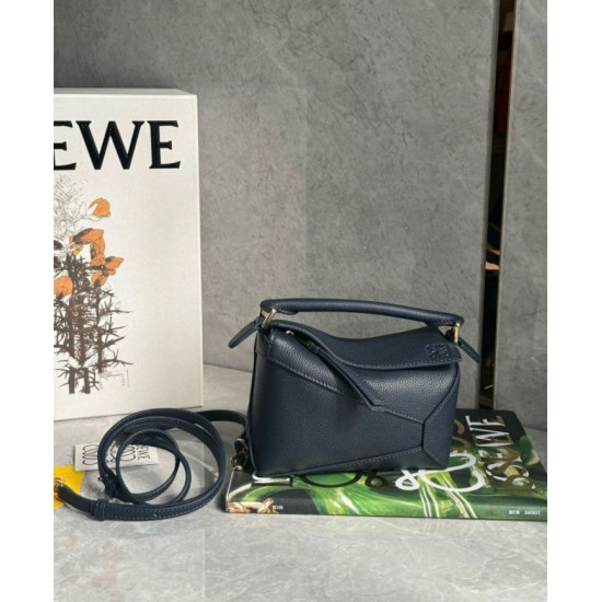 Replica Borsa Loewe Puzzle Mini Pelle di vitello granulata blu navy Riproduzione Fedele Borsa Loewe Puzzle Mini Pelle di vitello granulata blu navy imitazioni