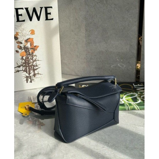 Replica Borsa Loewe Puzzle Mini Pelle di vitello granulata blu navy Riproduzione Fedele Borsa Loewe Puzzle Mini Pelle di vitello granulata blu navy imitazioni