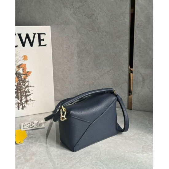 Replica Borsa Loewe Puzzle Mini Pelle di vitello granulata blu navy Riproduzione Fedele Borsa Loewe Puzzle Mini Pelle di vitello granulata blu navy imitazioni