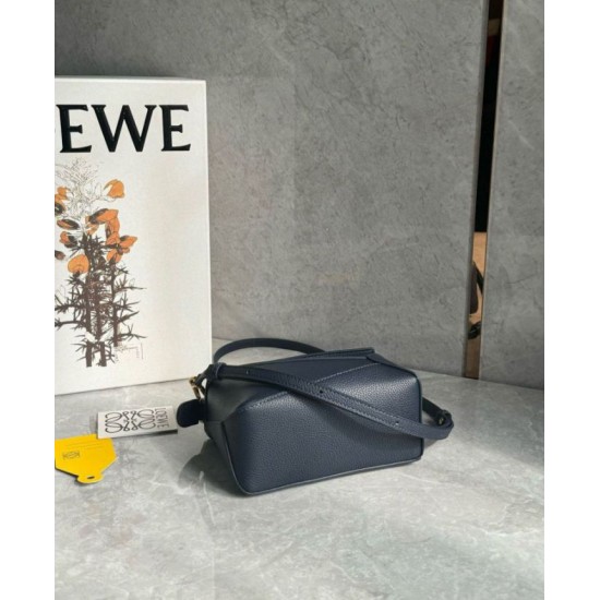 Replica Borsa Loewe Puzzle Mini Pelle di vitello granulata blu navy Riproduzione Fedele Borsa Loewe Puzzle Mini Pelle di vitello granulata blu navy imitazioni