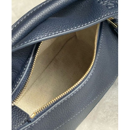 Replica Borsa Loewe Puzzle Mini Pelle di vitello granulata blu navy Riproduzione Fedele Borsa Loewe Puzzle Mini Pelle di vitello granulata blu navy imitazioni