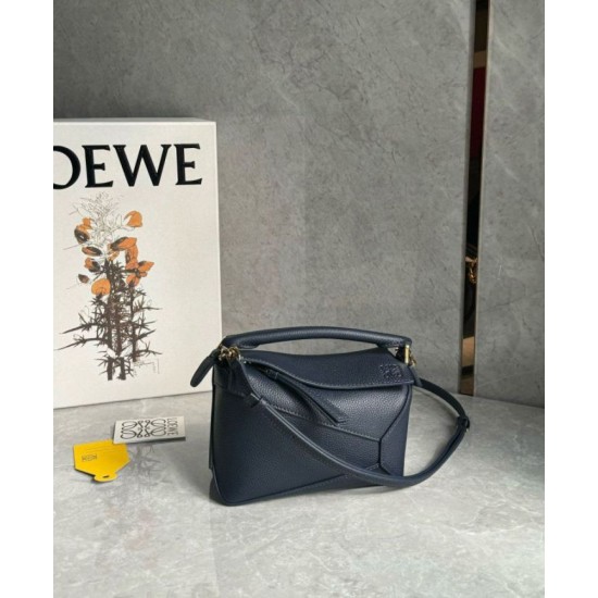 Replica Borsa Loewe Puzzle Mini Pelle di vitello granulata blu navy Riproduzione Fedele Borsa Loewe Puzzle Mini Pelle di vitello granulata blu navy imitazioni