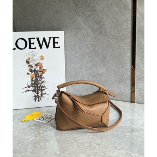 Replica Loewe Puzzle Mini Bag Pelle di vitello granulata toffee Riproduzione Fedele Loewe Puzzle Mini Bag Pelle di vitello granulata toffee imitazioni