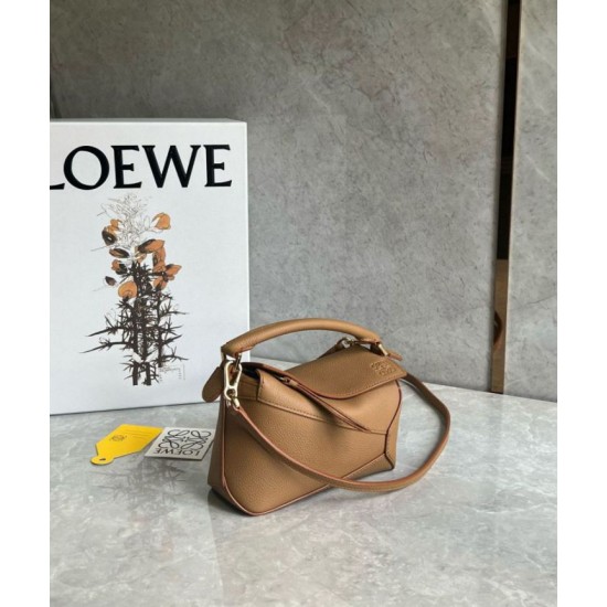 Replica Loewe Puzzle Mini Bag Pelle di vitello granulata toffee Riproduzione Fedele Loewe Puzzle Mini Bag Pelle di vitello granulata toffee imitazioni