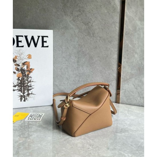 Replica Loewe Puzzle Mini Bag Pelle di vitello granulata toffee Riproduzione Fedele Loewe Puzzle Mini Bag Pelle di vitello granulata toffee imitazioni