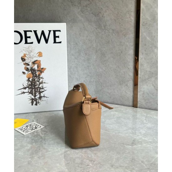 Replica Loewe Puzzle Mini Bag Pelle di vitello granulata toffee Riproduzione Fedele Loewe Puzzle Mini Bag Pelle di vitello granulata toffee imitazioni