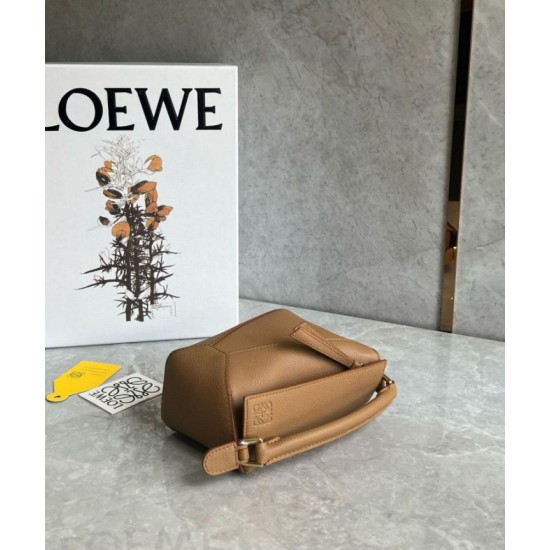 Replica Loewe Puzzle Mini Bag Pelle di vitello granulata toffee Riproduzione Fedele Loewe Puzzle Mini Bag Pelle di vitello granulata toffee imitazioni