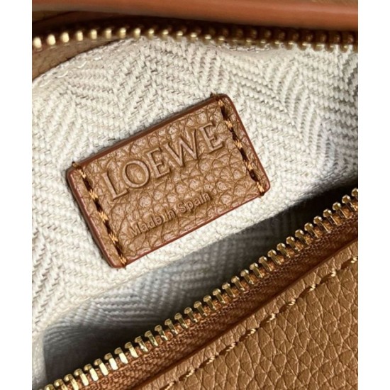 Replica Loewe Puzzle Mini Bag Pelle di vitello granulata toffee Riproduzione Fedele Loewe Puzzle Mini Bag Pelle di vitello granulata toffee imitazioni
