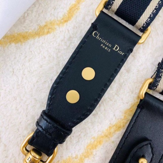 Replica falso Dior Tracolla Regolabile con Ricamo Obliquo Blu Riproduzione Fedele falso Dior Tracolla Regolabile con Ricamo Obliquo Blu imitazioni