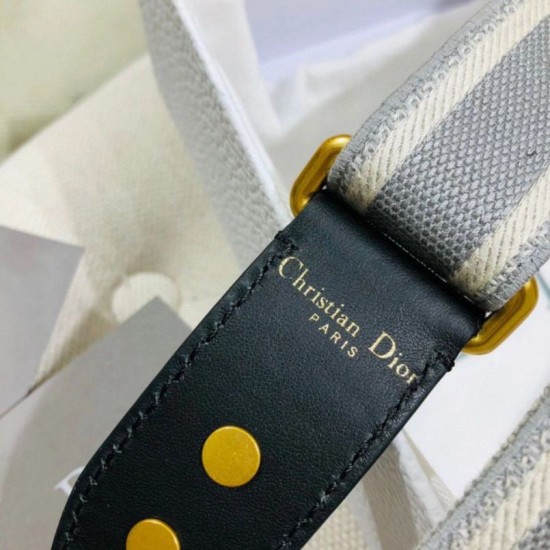 Replica falso Dior Tracolla Regolabile con Ricamo Grigio Riproduzione Fedele falso Dior Tracolla Regolabile con Ricamo Grigio imitazioni