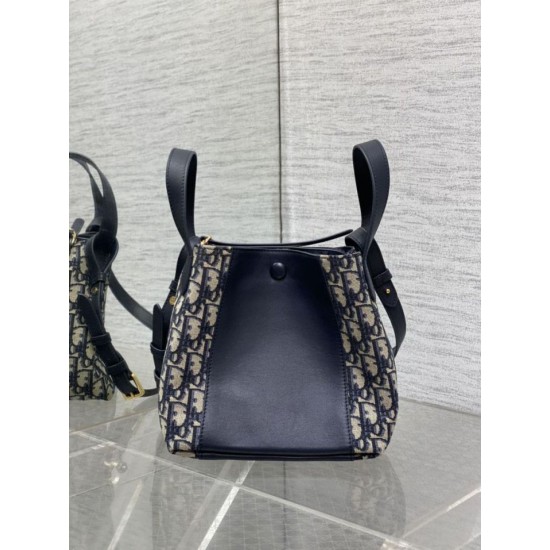 Replica Borse a secchiello Dior Signature piccola/media Dior Oblique Jacquard blu Riproduzione Fedele Borse Replica a secchiello Dior Signature piccola/media Dior Oblique Jacquard blu imitazioni