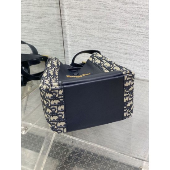Replica Borse a secchiello Dior Signature piccola/media Dior Oblique Jacquard blu Riproduzione Fedele Borse Replica a secchiello Dior Signature piccola/media Dior Oblique Jacquard blu imitazioni