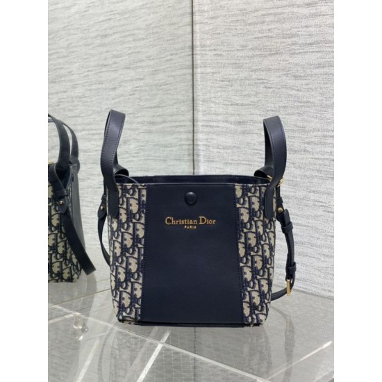 Replica Borse a secchiello Dior Signature piccola/media Dior Oblique Jacquard blu Riproduzione Fedele Borse Replica a secchiello Dior Signature piccola/media Dior Oblique Jacquard blu imitazioni