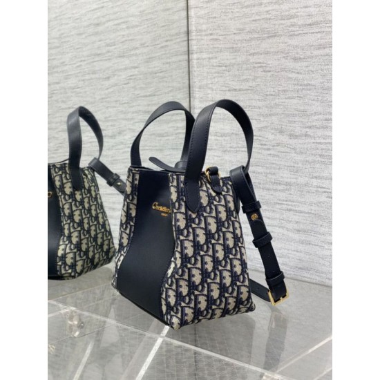 Replica Borse a secchiello Dior Signature piccola/media Dior Oblique Jacquard blu Riproduzione Fedele Borse Replica a secchiello Dior Signature piccola/media Dior Oblique Jacquard blu imitazioni