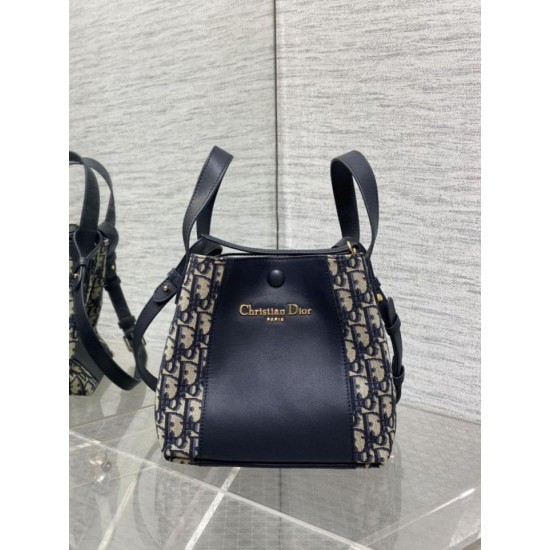 Replica Borse a secchiello Dior Signature piccola/media Dior Oblique Jacquard blu Riproduzione Fedele Borse Replica a secchiello Dior Signature piccola/media Dior Oblique Jacquard blu imitazioni