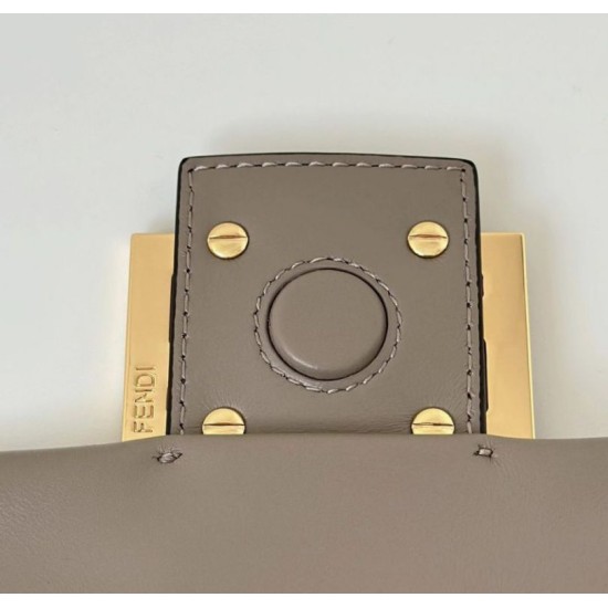 Replica Borsa Fendi Mamma Baguette Piccola Grigia Riproduzione Fedele Replica Borsa Fendi Mamma Baguette Piccola Grigia imitazioni