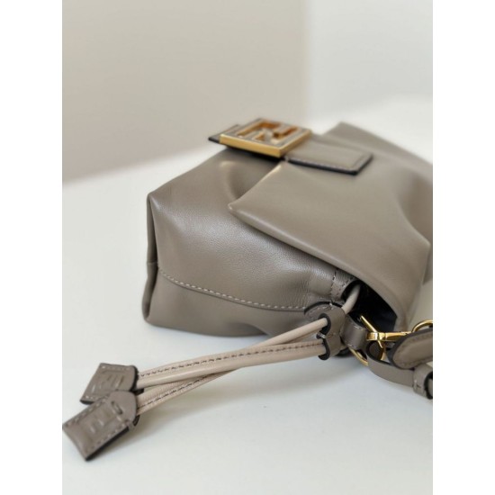 Replica Borsa Fendi Mamma Baguette Piccola Grigia Riproduzione Fedele Replica Borsa Fendi Mamma Baguette Piccola Grigia imitazioni