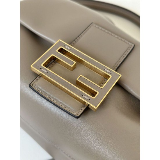 Replica Borsa Fendi Mamma Baguette Piccola Grigia Riproduzione Fedele Replica Borsa Fendi Mamma Baguette Piccola Grigia imitazioni