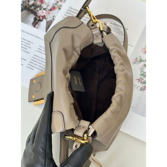 Replica Borsa Fendi Mamma Baguette Piccola Grigia Riproduzione Fedele Replica Borsa Fendi Mamma Baguette Piccola Grigia imitazioni