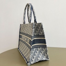 Replica Borsa Dior Book Tote Dior blu ricamata con motivo Dior Oblique grigio Riproduzione Fedele Borsa Dior Book Tote Dior blu ricamata con motivo Dior Oblique grigio imitazioni