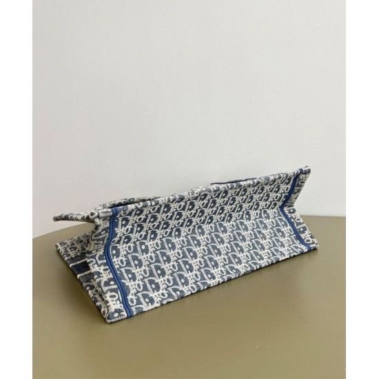 Replica Borsa Dior Book Tote Dior blu ricamata con motivo Dior Oblique grigio Riproduzione Fedele Borsa Dior Book Tote Dior blu ricamata con motivo Dior Oblique grigio imitazioni