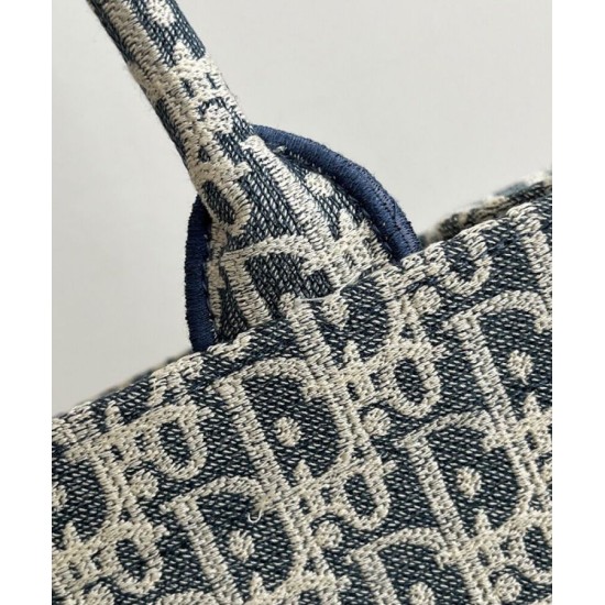 Replica Borsa Dior Book Tote Dior blu ricamata con motivo Dior Oblique grigio Riproduzione Fedele Borsa Dior Book Tote Dior blu ricamata con motivo Dior Oblique grigio imitazioni