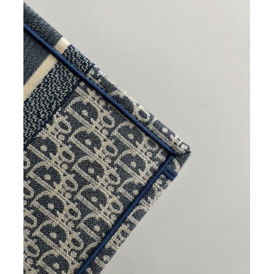 Replica Borsa Dior Book Tote Dior blu ricamata con motivo Dior Oblique grigio Riproduzione Fedele Borsa Dior Book Tote Dior blu ricamata con motivo Dior Oblique grigio imitazioni