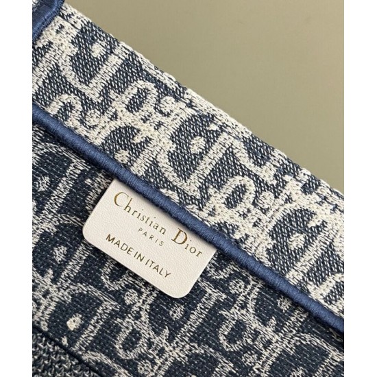 Replica Borsa Dior Book Tote Dior blu ricamata con motivo Dior Oblique grigio Riproduzione Fedele Borsa Dior Book Tote Dior blu ricamata con motivo Dior Oblique grigio imitazioni