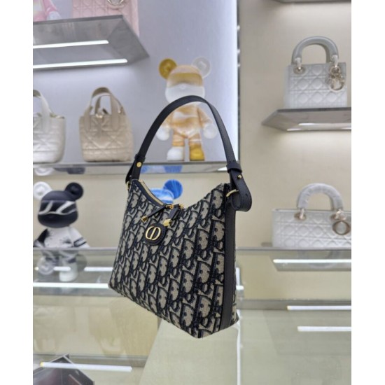 Replica Mini borsa Christian Dior 30 Montaigne Diorling con catena, blu scuro Riproduzione Fedele Mini borsa Christian Dior 30 Montaigne Diorling con catena, blu scuro imitazioni