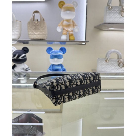 Replica Mini borsa Christian Dior 30 Montaigne Diorling con catena, blu scuro Riproduzione Fedele Mini borsa Christian Dior 30 Montaigne Diorling con catena, blu scuro imitazioni