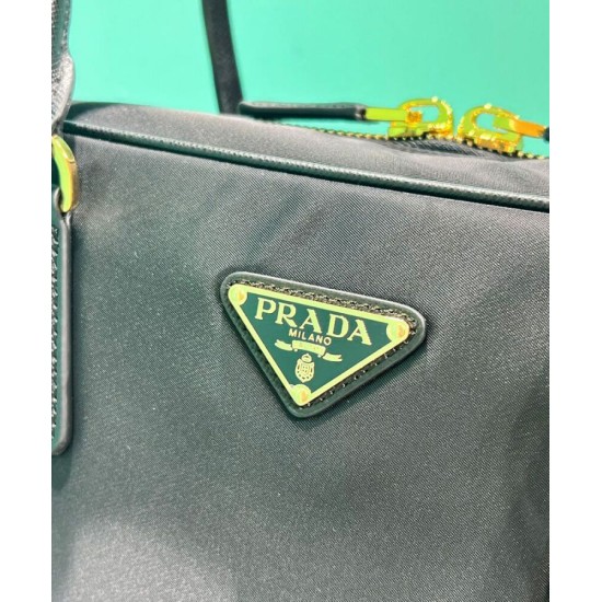Replica Borsa Prada Re-Edition 1980 grande in Saffiano Re-Nylon, nera Riproduzione Fedele Borsa Prada Re-Edition 1980 grande in Saffiano Re-Nylon, nera imitazioni