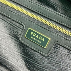 Replica Borsa Prada Re-Edition 1980 grande in Saffiano Re-Nylon, nera Riproduzione Fedele Borsa Prada Re-Edition 1980 grande in Saffiano Re-Nylon, nera imitazioni