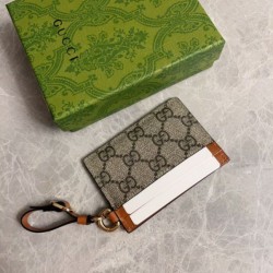 Replica Qualità da grande Porta carte Gucci GG Emblem con tracolla 819121 Marrone Imitazioni Replica Qualità da grande Porta carte Gucci GG Emblem con tracolla 819121 Marrone