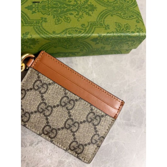 Replica Qualità da grande Porta carte Gucci GG Emblem con tracolla 819121 Marrone Imitazioni Replica Qualità da grande Porta carte Gucci GG Emblem con tracolla 819121 Marrone