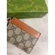 Replica Qualità da grande Porta carte Gucci GG Emblem con tracolla 819121 Marrone Imitazioni Replica Qualità da grande Porta carte Gucci GG Emblem con tracolla 819121 Marrone