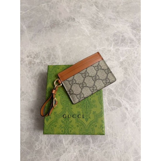 Replica Qualità da grande Porta carte Gucci GG Emblem con tracolla 819121 Marrone Imitazioni Replica Qualità da grande Porta carte Gucci GG Emblem con tracolla 819121 Marrone