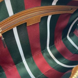 Replica Borsa a tracolla media Gucci serie GG Emblem 815216 Marrone Imitazioni Replica Borsa a tracolla media Gucci serie GG Emblem 815216 Marrone