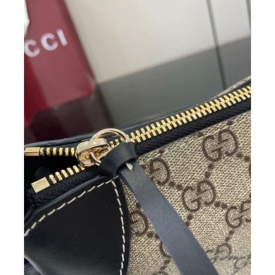 Replica Borse Firmate a tracolla media Gucci serie GG Emblem 815216 Nera Imitazioni Replica Borse Firmate a tracolla media Gucci serie GG Emblem 815216 Nera
