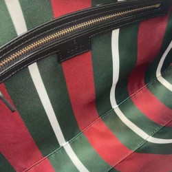 Replica Borse Firmate a tracolla media Gucci serie GG Emblem 815216 Nera Imitazioni Replica Borse Firmate a tracolla media Gucci serie GG Emblem 815216 Nera