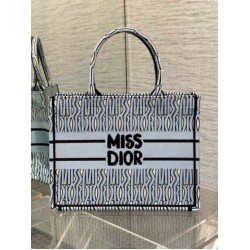 Borse Dior Media Book Tote Bag Blu Miss Dior Allover Embroidery Borse Dior Media Book Tote Bag Blu Miss Dior Allover Embroidery
