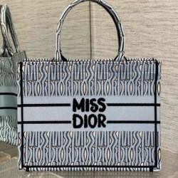 Borse Replica Dior Media Book Tote Bag Blu Miss Dior Allover Embroidery qualità specchio Replica Perfette Borse Dior Media Book Tote Bag Blu Miss Dior Allover Embroidery imitazioni