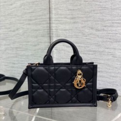 Dior Mini Book Tote Bag con Tracolla Nera Macrocannage Pelle di Vitello Replica Replica Perfette Dior Mini Book Tote Bag con Tracolla Nera Macrocannage Pelle di Vitello imitazioni